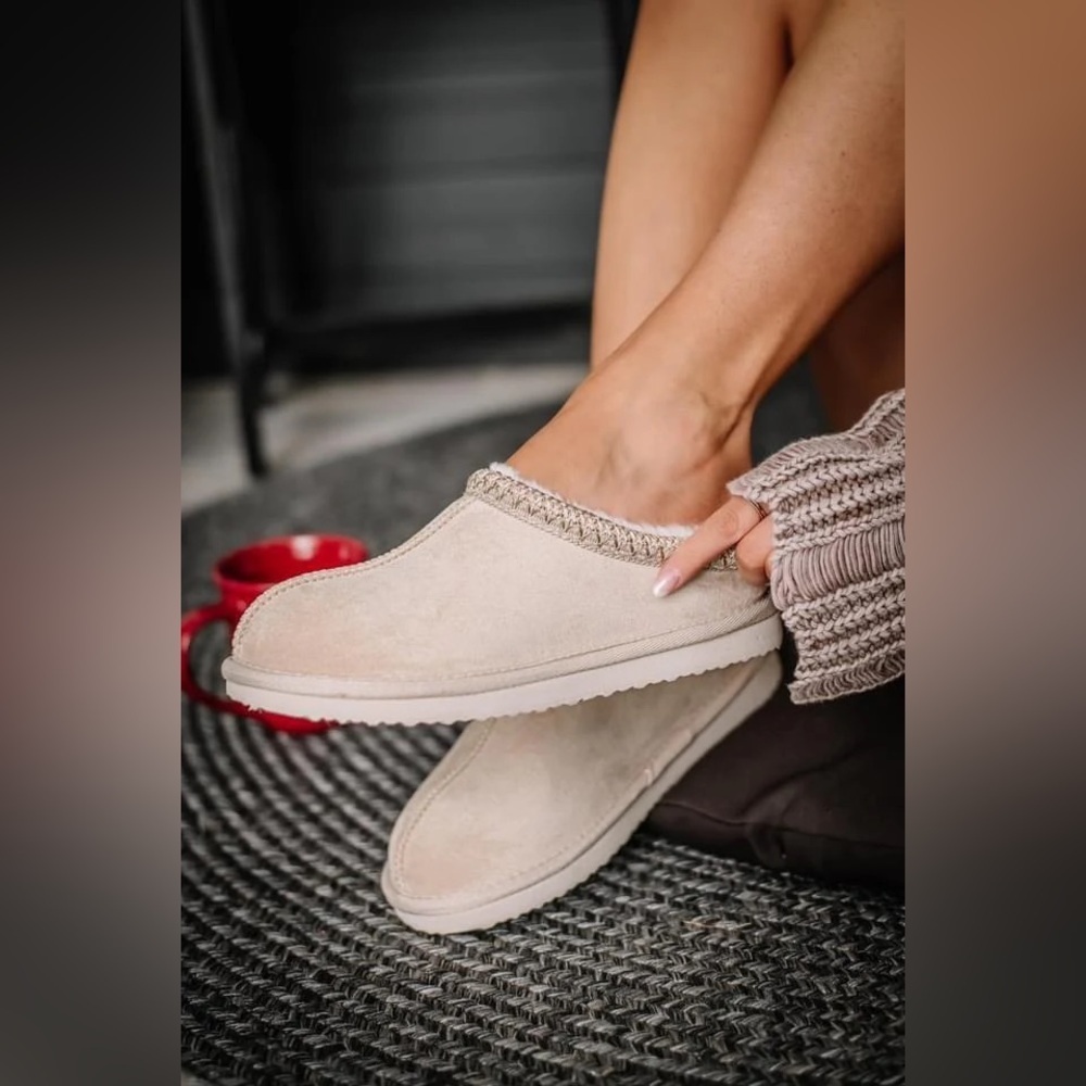 NIB Brand New Sparks Very G Cream Faux Fur Vegan Suede Slippers Slides Shoes - Picture 3 of 11